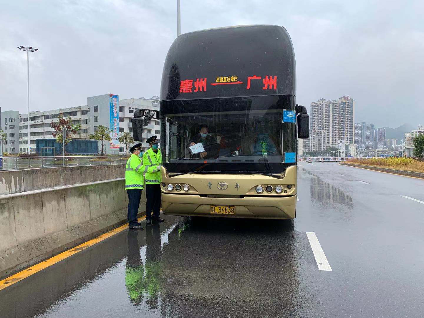 惠州市交通运输局“点对点”包车运输服务，“护航”工人安全返岗